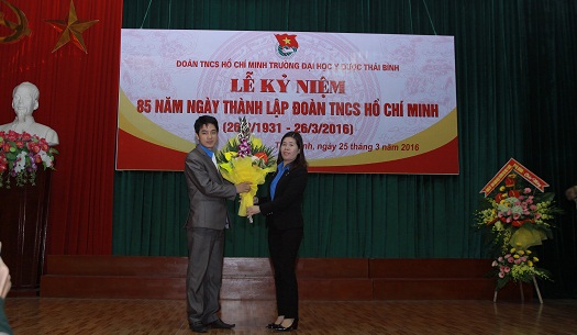 đại biểu tặng hoa (2)