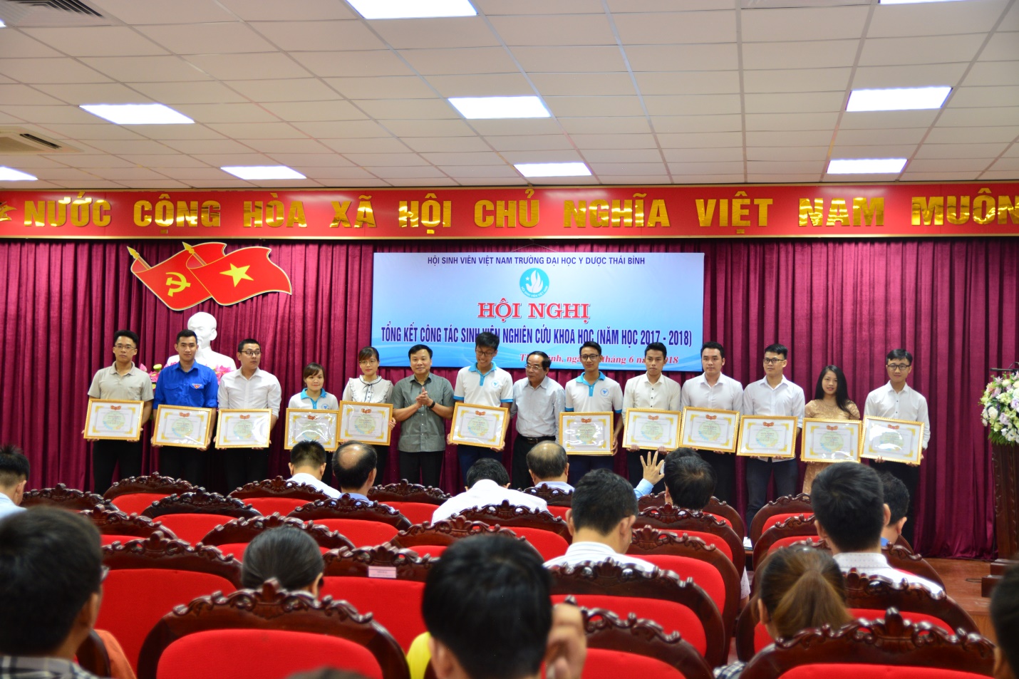 Đ/c Nguyễn Mạnh Khương – Phó Giám đốc Sở KH&CN Thái Bình cùng NGUT.PGS.TS. Nguyễn Duy Cường. Phó Bí thư Đảng ủy, Phó Hiệu trưởng Nhà trường trao giấy khen cho các bạn sinh viên