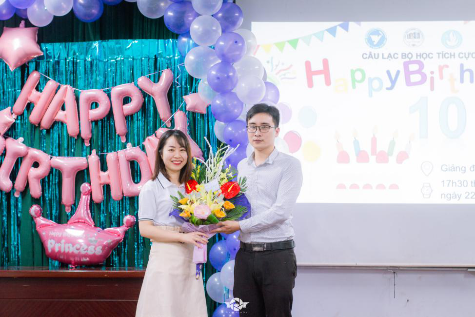 Đ/c Phạm Tuấn Đạt - Bí Thư Đoàn trường tặng hoa chúc mừng CLB Học tích cực