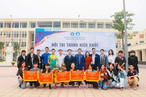 Đ/c Phạm Tuấn Đạt Bí thư Đoàn Thanh niên - Chủ tịch Hội Sinh viên Trường trao giải thưởng cho các vận động viên đạt giải tại Giải điền kinh sinh viên toàn trường 2023