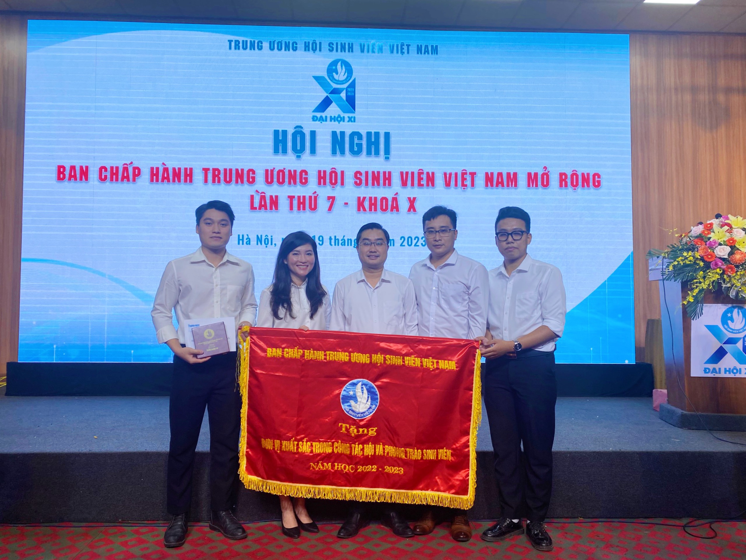 Hội Sinh viên Trường Đại học Y Dược Thái Bình nhận Cờ thi đua xuất sắc trong công tác Hội và phong trào sinh viên năm học 2022 - 2023