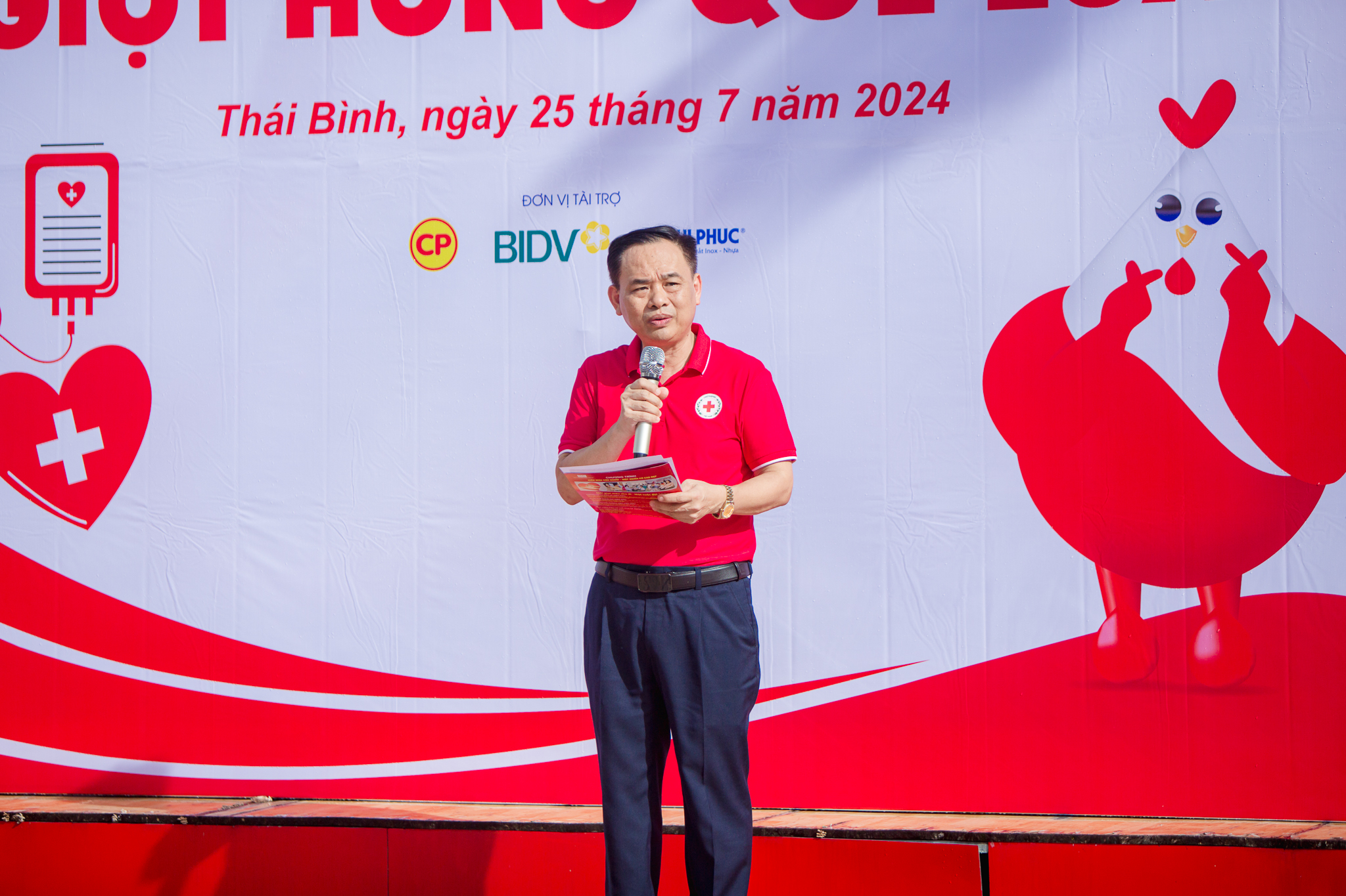 2 Ông Vũ Đức Điến Chủ tịch Hội chữ thập đỏ Tỉnh Thái Bình phát biểu