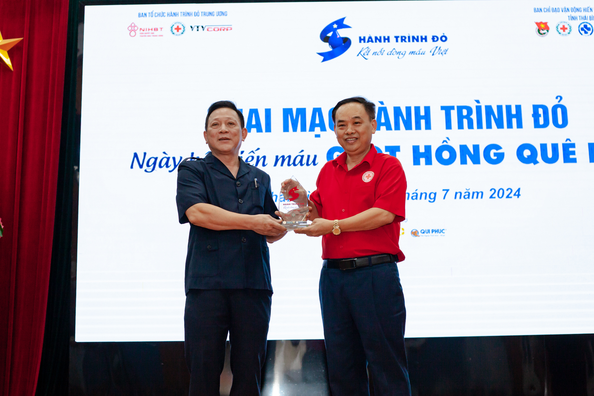 NGND.PSG.TS Nguyễn Quốc Tiến và ông Vũ Đức Điến - Chủ tịch Hội chữ thâp đỏ tỉnh Thái Bình dự khai mạc chương trình Hiến máu Hành trình đỏ 'Giọt hồng quê lúa'